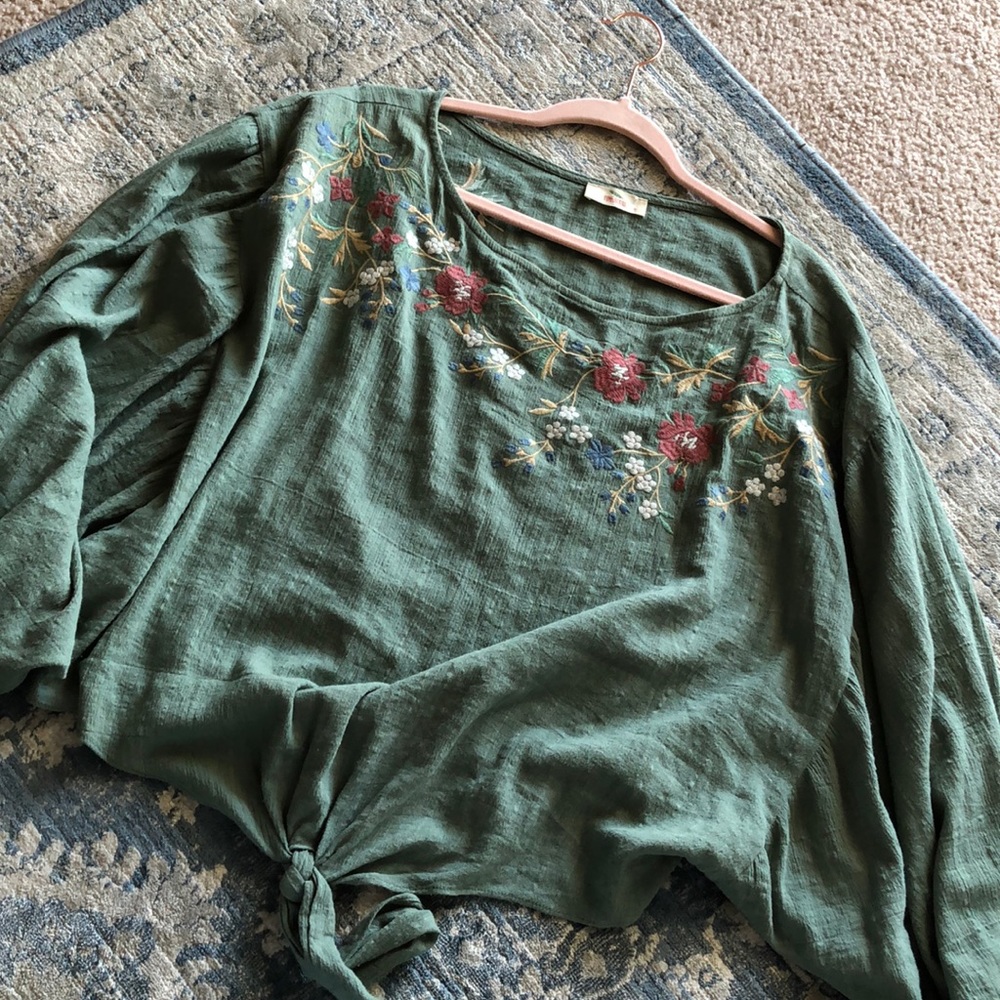 Springtime babe embroidered top 🌷